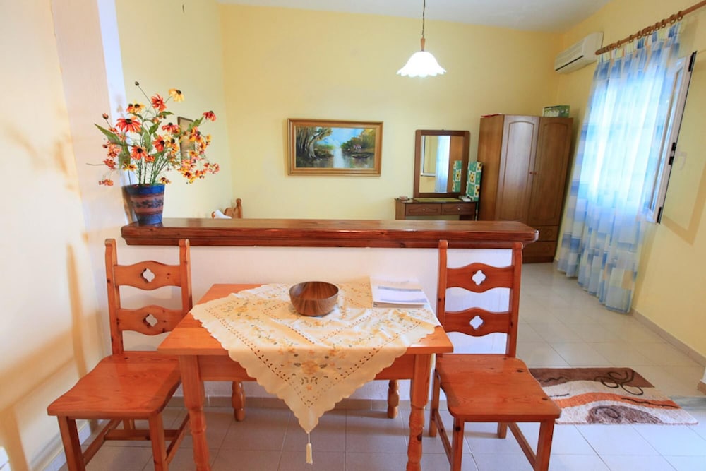 Dolphin Studio Swimming Pool Walk to Beach Sea Views A C Wifi Car Not Required - 559 view 5