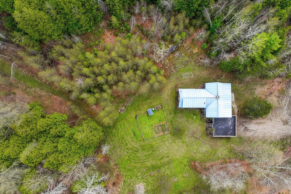 2 Mi to Lake Willoughby: Peaceful Log Cabin!