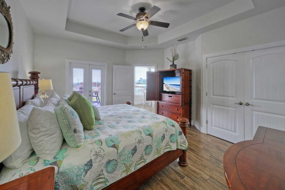 Beach Boardwalk, Pool Access & Ocean Views Coral Reef by Avantstay