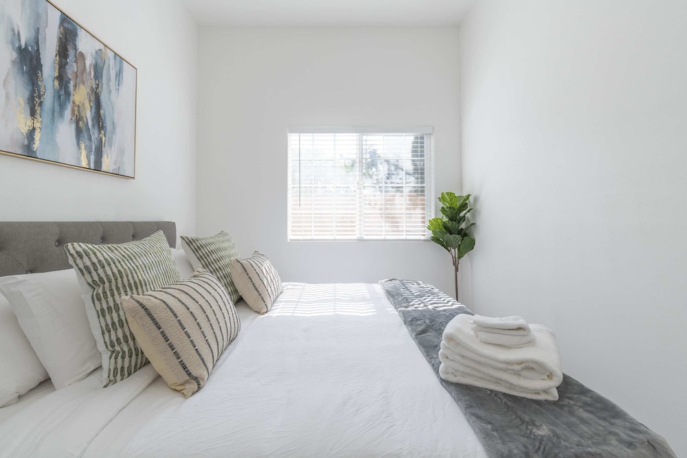 Elegant Retreat Modern Comforts, Prime Location