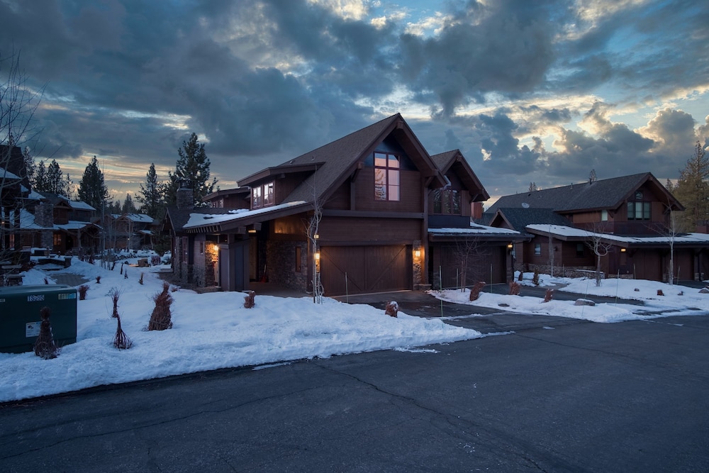 Maple by Avantstay Modern Mountain Home w Cozy Fire Pit 15 Mins frm Northstar