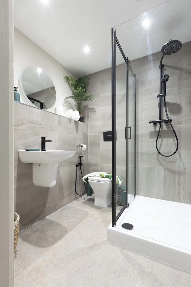 Modern City Apartment - Sleeps 4 & Walk to Arena