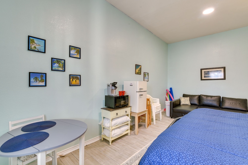Galveston Getaway: Spacious Home < 1 Mi to Beaches