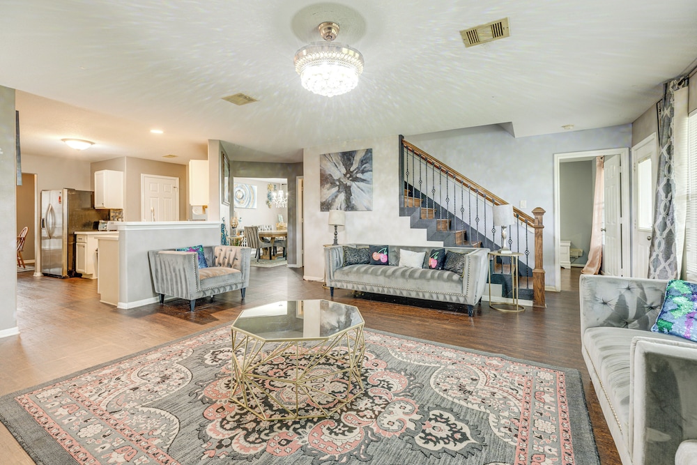 Covered Patio & Yard: Family Home in Katy
