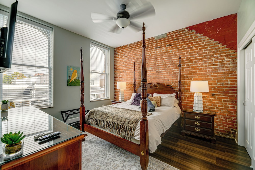 Luxurious 'litfin Loft' - Walk to Main St Akron