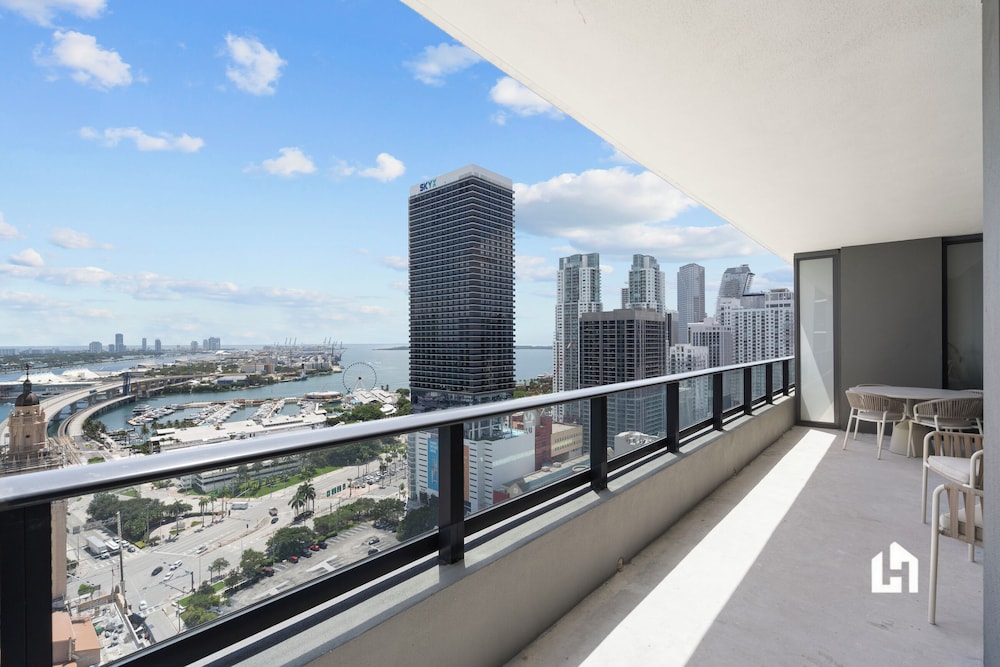 Stylish Apartments with Partial Ocean Views in Downtown