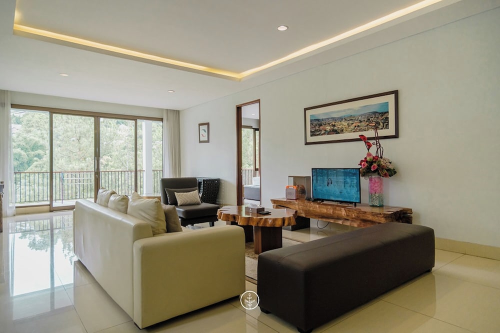 Mentari Hill View 8 BR heated pool and movie room