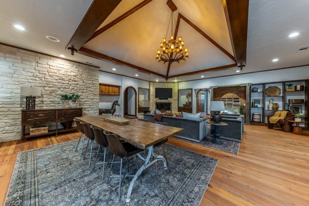 Spacious 90-acre Ranch Ideal for Families Reunions Events Sleeps 13 San Marcos River Access