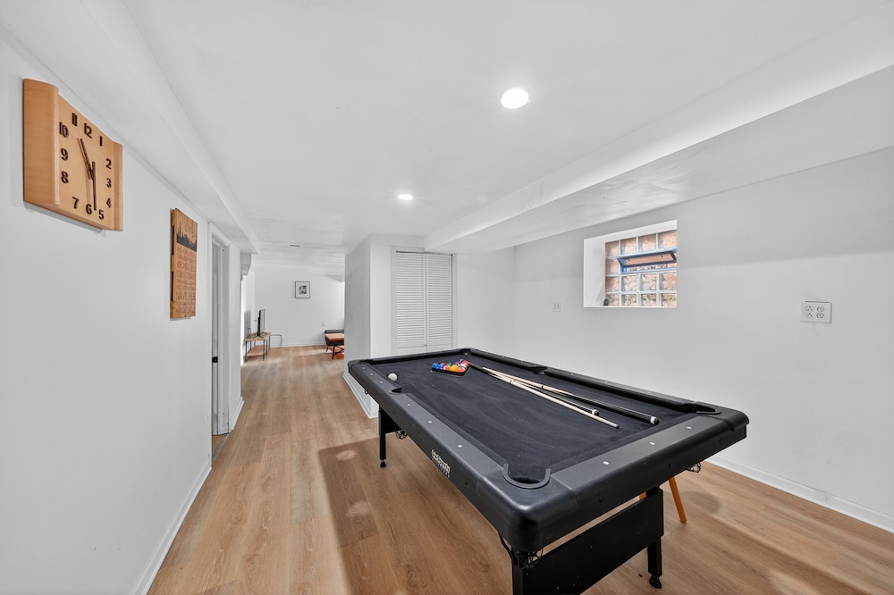 Chicago Getaway With Pool Table & Modern Comfort 3 Bedroom Home