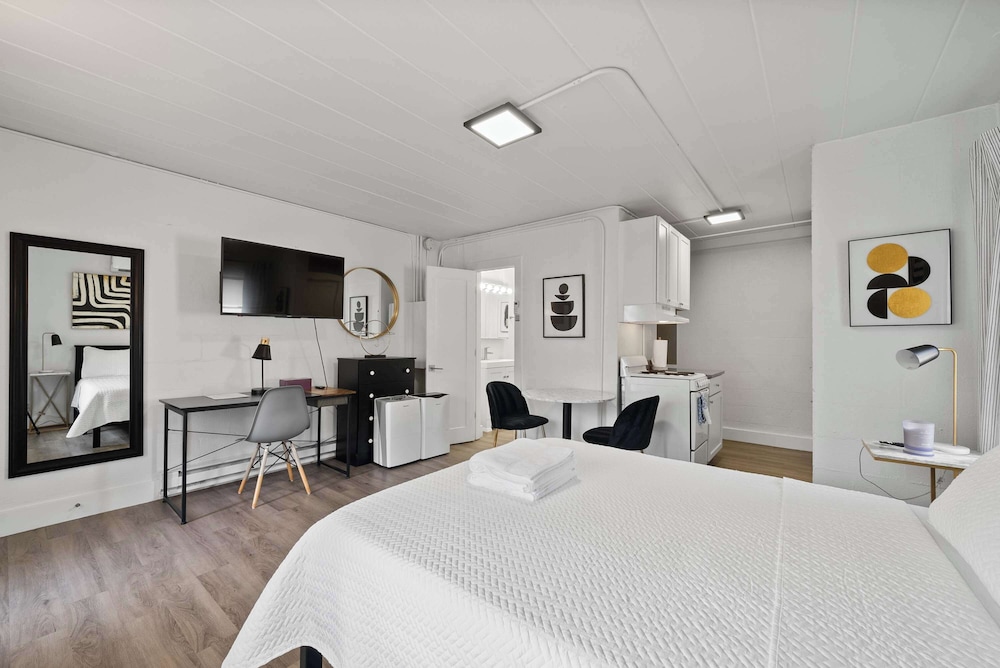 Chic City Retreat 97 Sleeps 2!