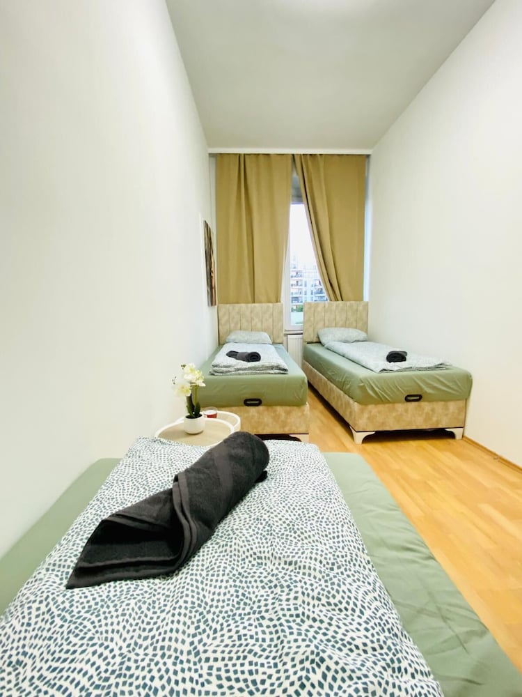 Rooms in Cozy 4BR Shared Apt Central