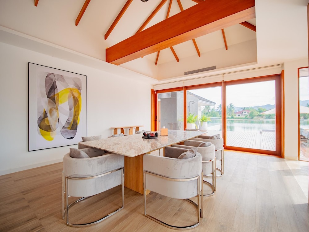 Luxurious 5bedroom White Estate Villa Private Lake