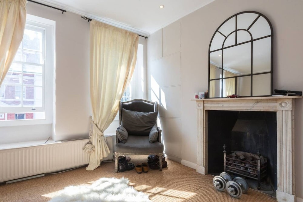 Stylish 1-bed With a Roof Terrace