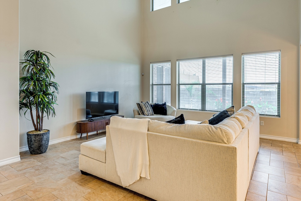 7 Mi to Lake Casa Blanca: Laredo Family Home!