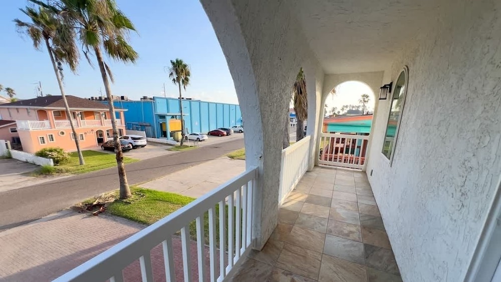 Fun Retro Island Vibe Sleeps 17 Beach 1 Block 4 Bedroom Home