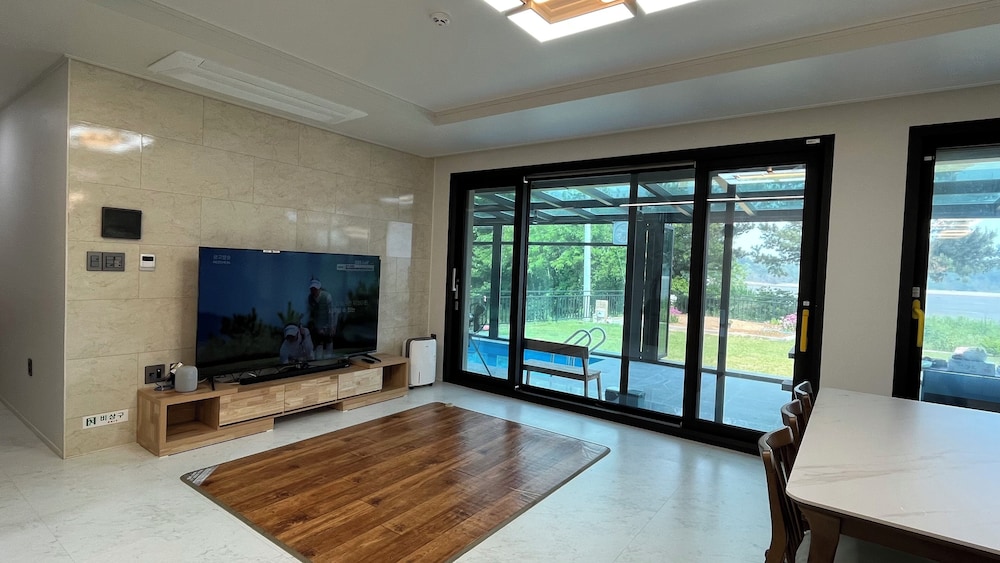 Sea & You pool villa pension