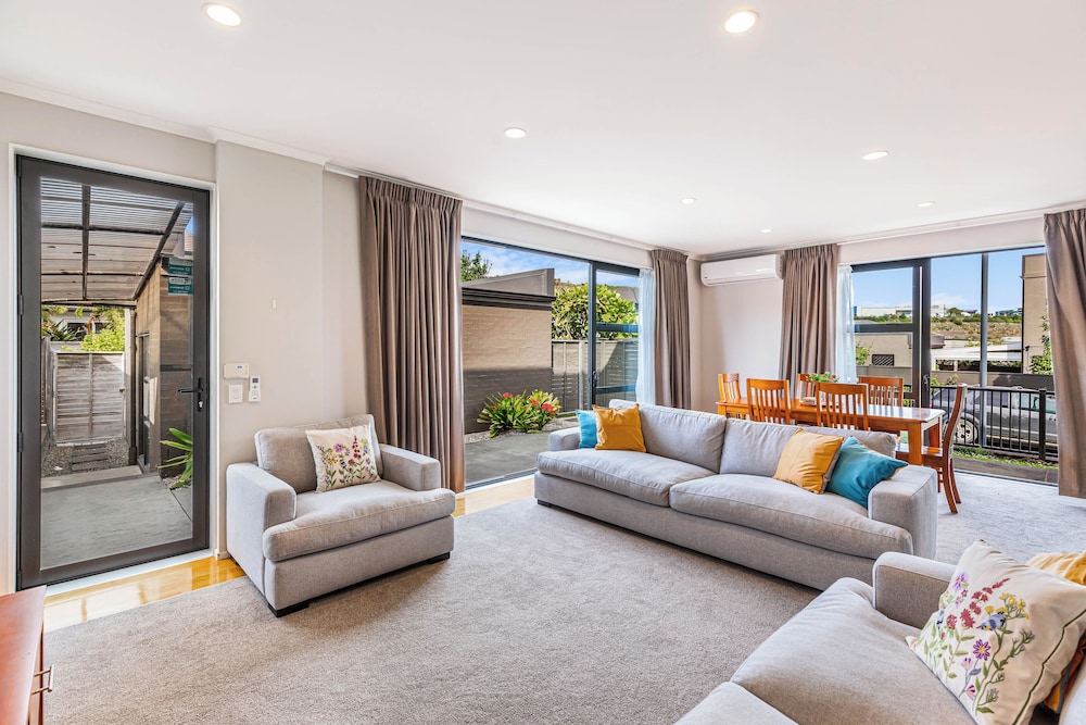 Comfy 4BR Home w/ Mt. Wellington View Zodiak Stays