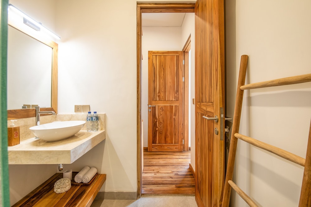 Breeze Opulent 6 BR in With Ocean View 5 Mins to Savaya