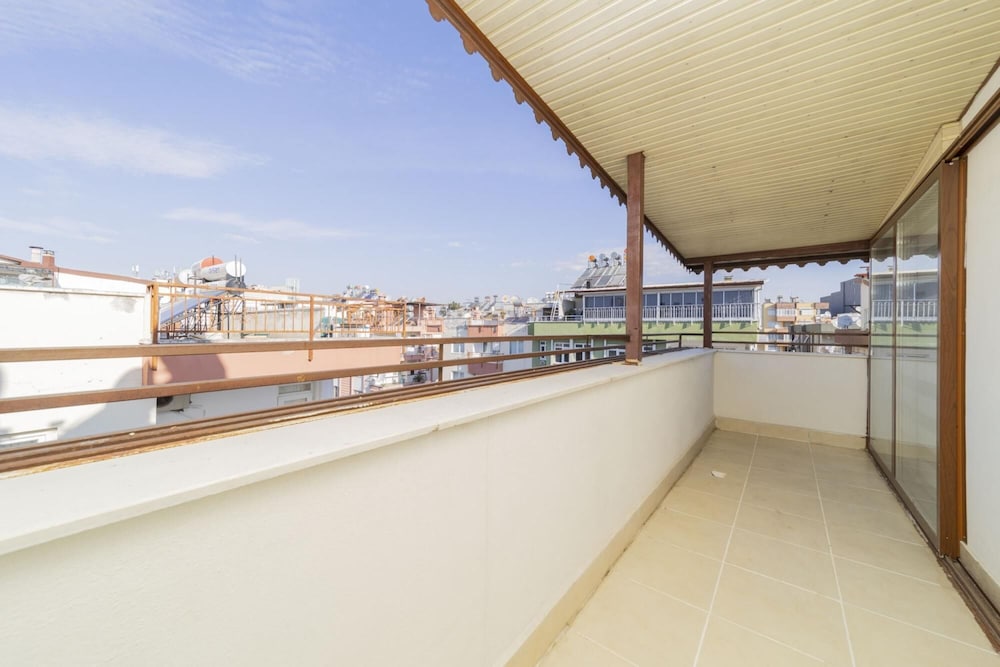 Capacious Flat With Terrace in Central Muratpasa