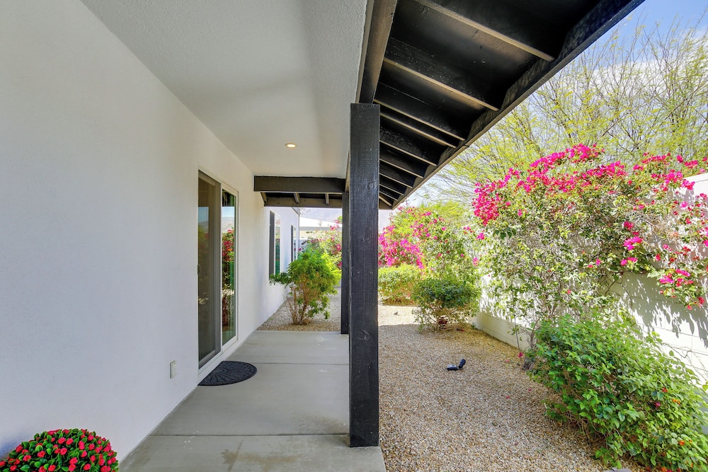 Mtn Views & Outdoor Oasis: Palm Springs Getaway