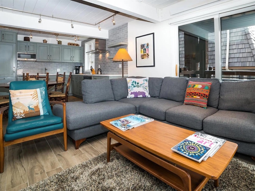 Centrally Located 3BR in Aspen Core With Pool & hot Tub!