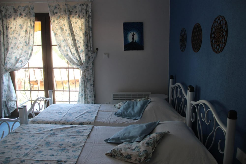 Comfy Apart Surrounded view 3