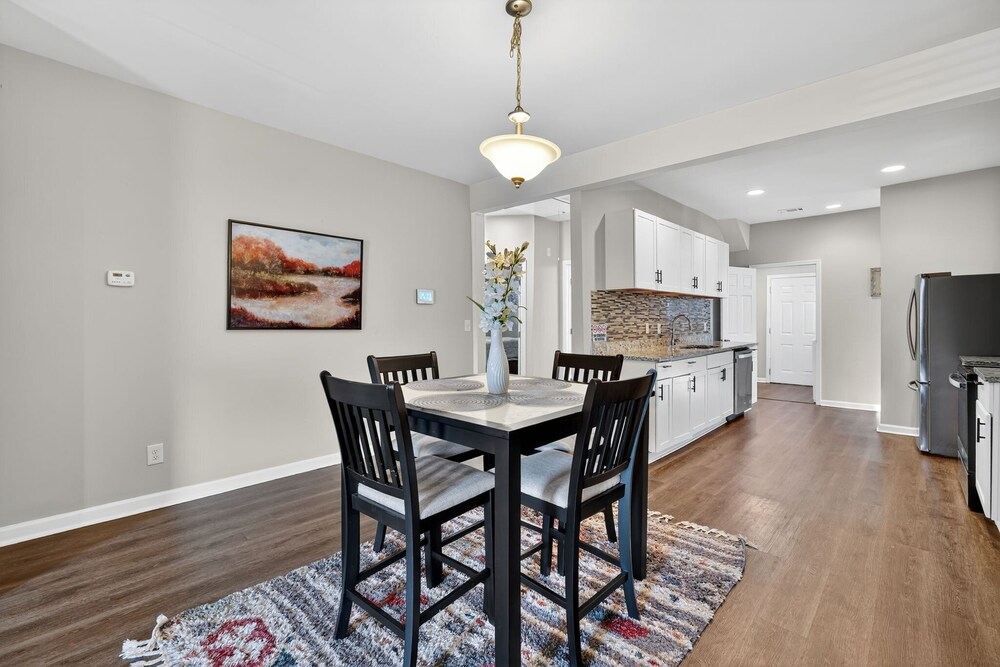Spacious 4br Mozley Park Home With Fenced Yard 4 Bedroom Home