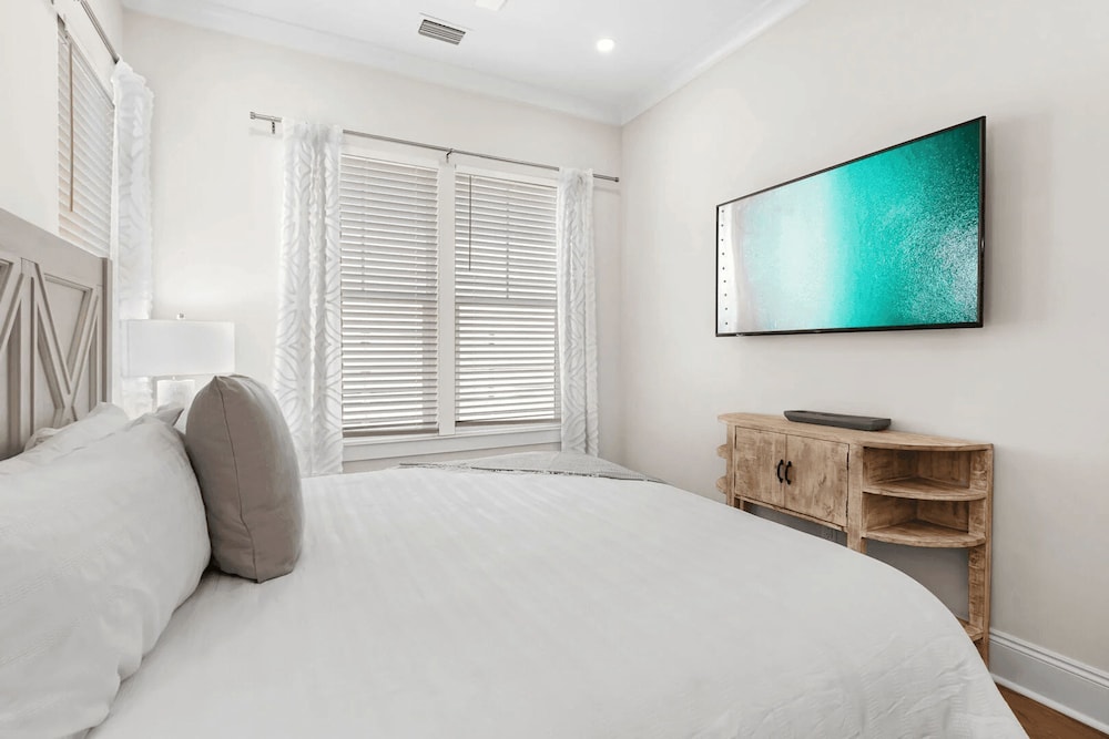 Emerald Escape by Avantstay Golf Cart Included Walk to Beach