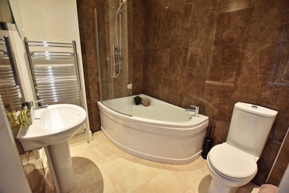 Derby 2 Bed House - University & City