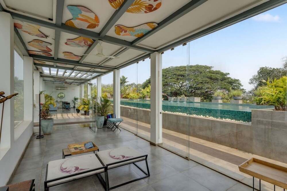 Modern 2bhk w Rooftop Pool 10 Mins Drive to Beach
