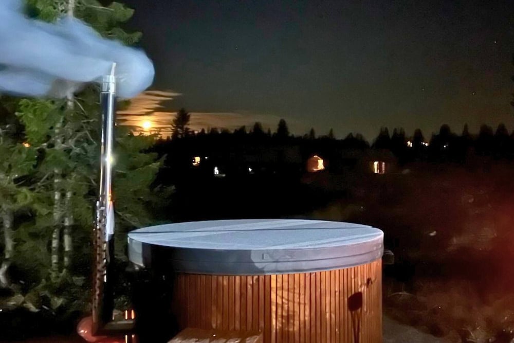 Modern Mountain Cabin - Outdoor Hot Tub - 8 Beds