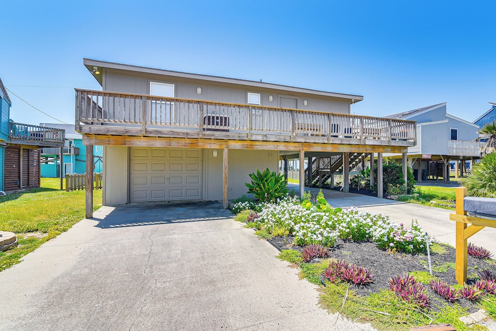 Pet-friendly Galveston Home - Walk to Beaches!