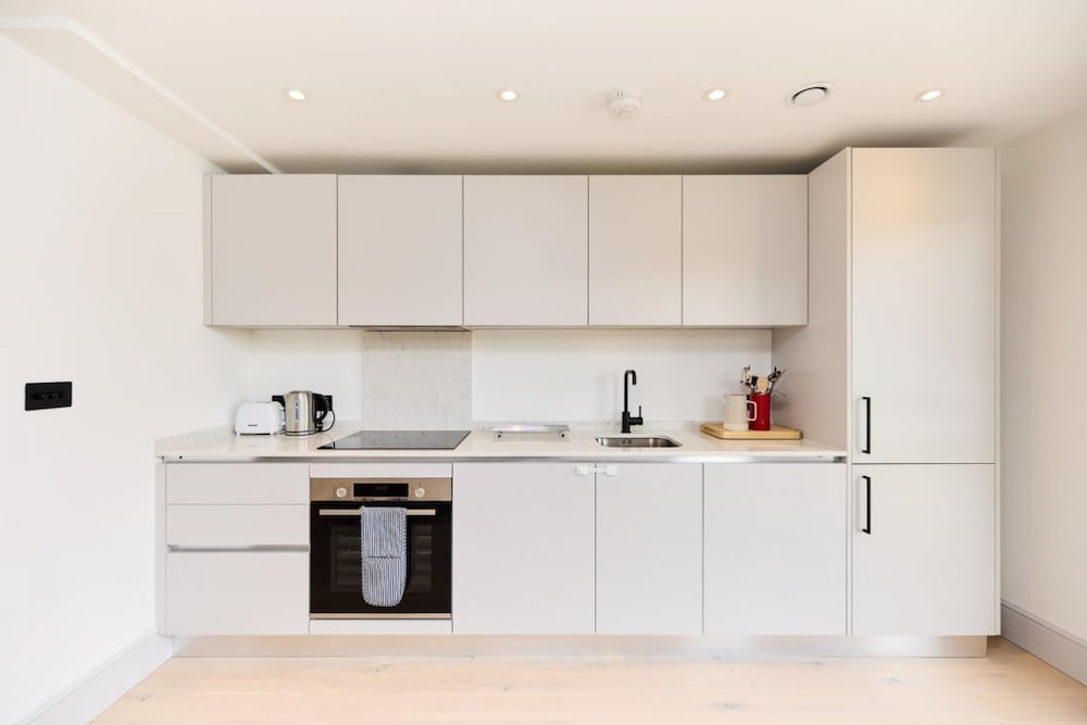 The South Wimbledon Hideout - Fancy 1bdr Flat With Balcony