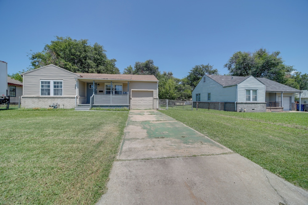 1 Mi to Tulsa Arts District: Home w/ Yard!
