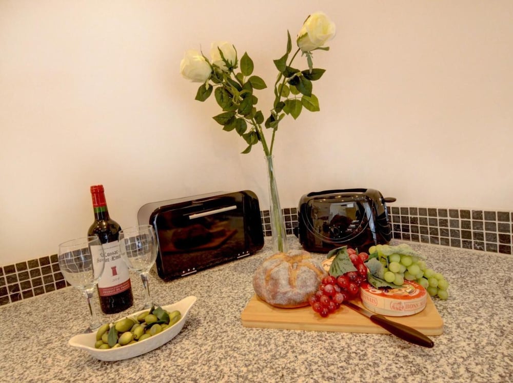 Seaview 1 Bed Apartment Sleeps 4 - Balcony - Tv