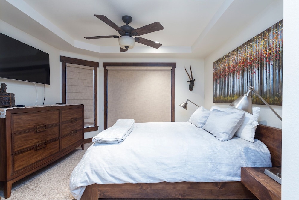 Ridgepoint at Deer Valley Resort - Three Bedroom Condo with Hot Tub #126 3 Condo