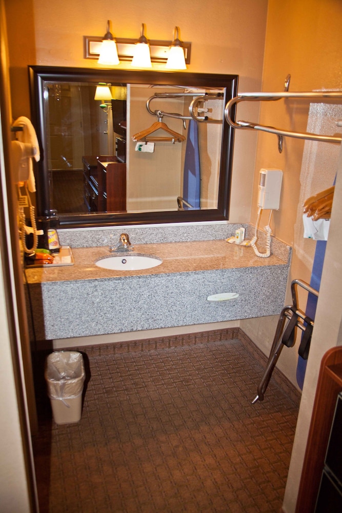 Macon Vacations - Quality Inn Suites Macon North - Property Image 6