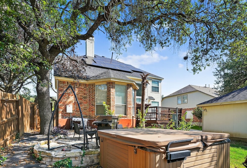 San Antonio Oasis Hot Tub & Pool Access 4 Bedroom Home