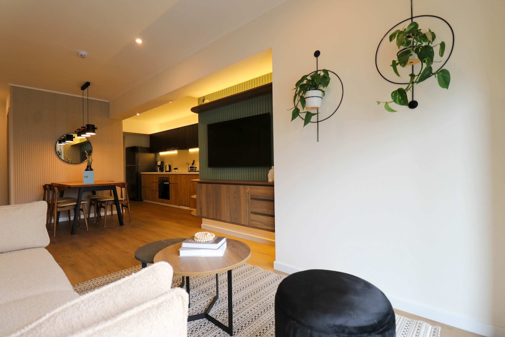 w Elegant 2BR w Balcony Near Larcomar