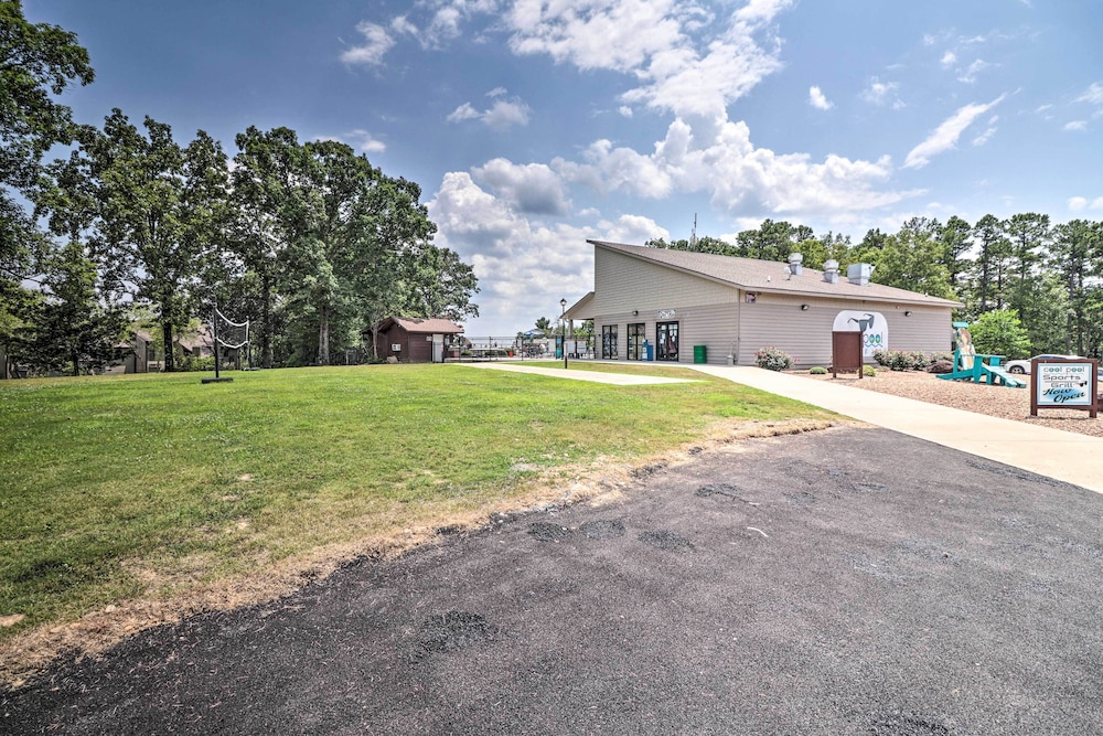 4 Mi to Greers Ferry Lake: Condo w/ Deck & Balcony