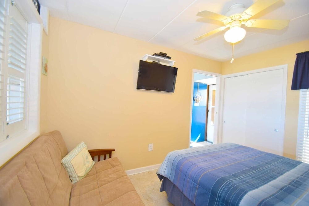 High Point South 3e 1 Bedroom Condo by RedAwning view 2