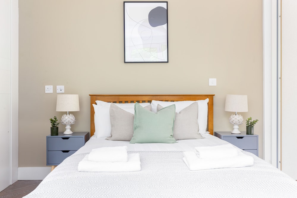 Luminous 2 Bed Balcony Flat in Islington