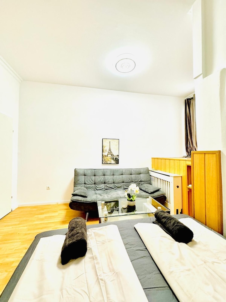Urban 10BR Retreat Near Rathausplatz