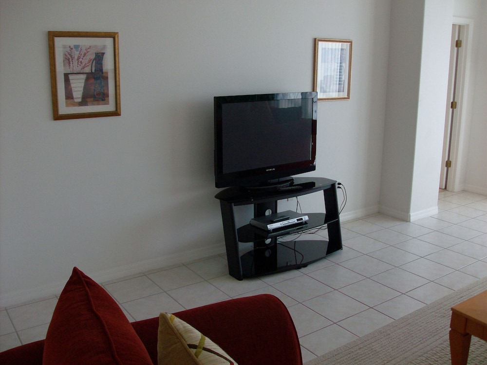 4 Bedroom Executive Pool Home With Games Room - Image 3