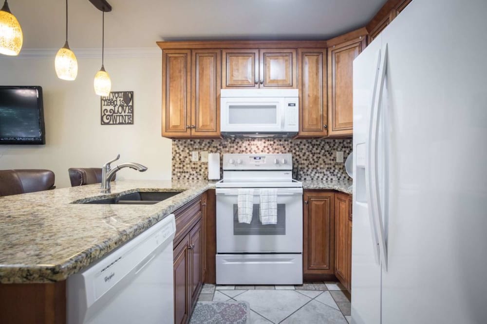 Waterwheel Hideaway - Cozy Condo for 6 With Resort-style Amenities