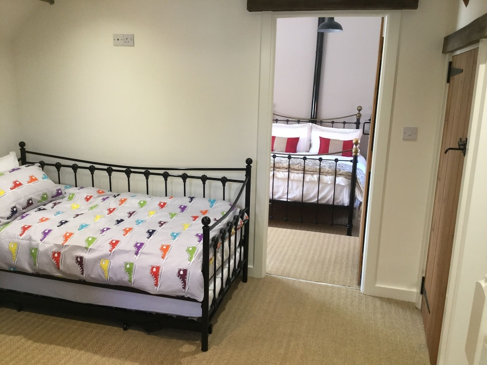Impeccable Cottage Suitable for 2 Adults & 1 Child view 5