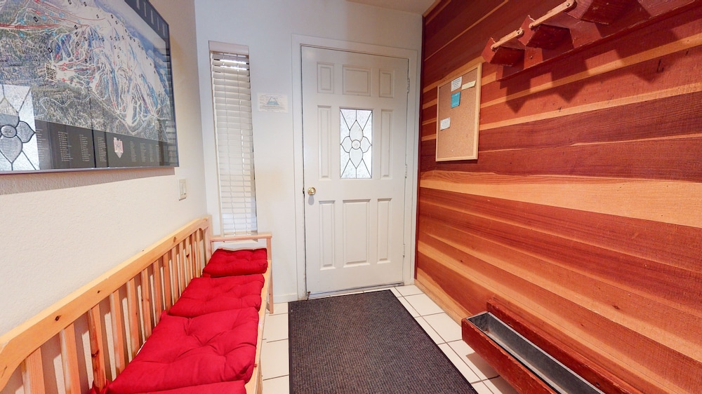Bridges 105 Pet-Friendly. Ski-in Ski-out Condo with Beautiful Mountain Views and Private Washer Dryer by RedAwning