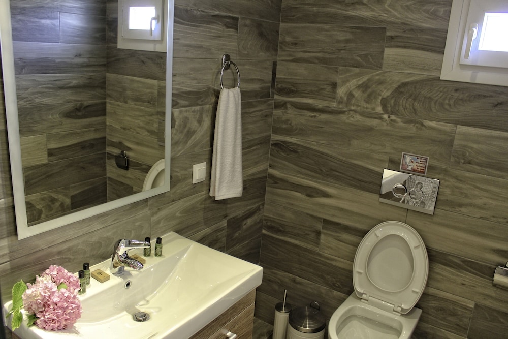 Astrakeroula en Corfu — bathroom
