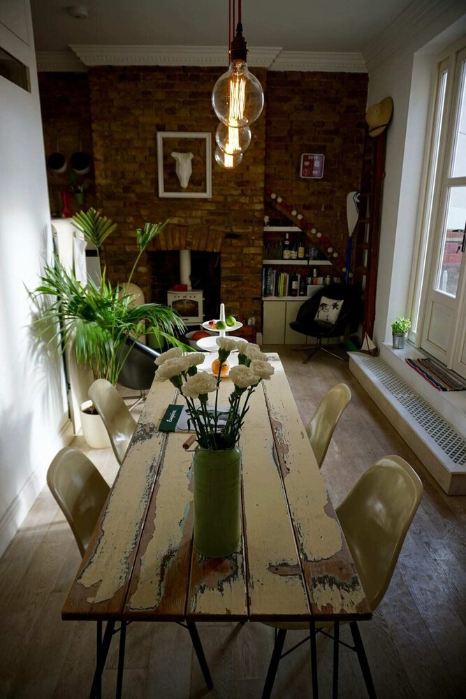 Beautiful Canalside 1-bedroom Flat With Terrace