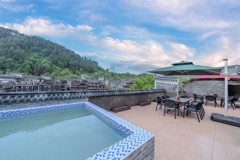 Fenghuang Yiquan River View B&B
